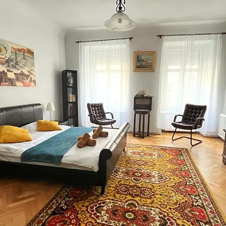 Ultracentral Vintage Black Church View Steps Away From Piata Sfatului